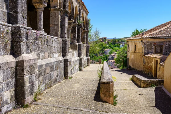 Antigua Iglesia Antigua Junto Casas Piedra Camino Acceso Estrecho Recinto — Foto de Stock