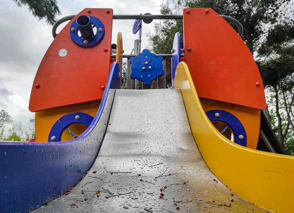 Corrediça Colorida Para Crianças Parque Público Dia Chuvoso Nublado — Fotografia de Stock