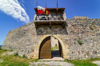 Eski ahşaptan yapılmış kalenin ana giriş kapısı. Argueso Santander.