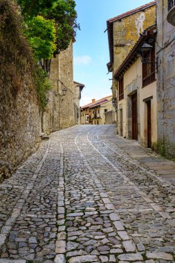 Eski evleri ve eski taş kaldırımları olan dar bir sokak. Santillana del Mar, Santander.