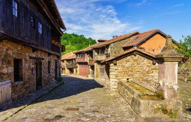 Antik taş evler ve sokaktaki antik su çeşmesi. Barcena Belediye Başkanı Santander.
