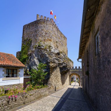 Dar şeritli ve duvarın altında giriş kemeri olan ortaçağ kalesi. San Vicente de la Barquera.