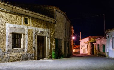 Avila şehrindeki eski taş evler sokağı İspanya.