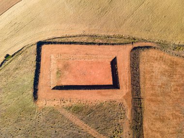 Sulama için su rezervi alanındaki inşaatın havadan görüntüsü.