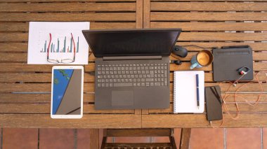 Evde bilgisayarla ve diğer aletlerle evden telgraf çekerek. Hava görünümü.