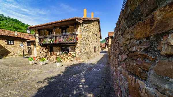 Παλιό Ορεινό Χωριό Πέτρινα Σπίτια Και Καλντερίμια Δήμαρχος Barcena Santander — Φωτογραφία Αρχείου