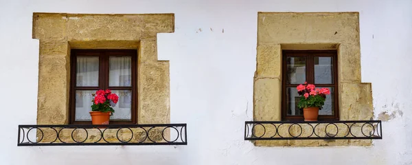 Deux Fenêtres Une Vieille Maison Avec Mur Blanc Des Pots — Photo