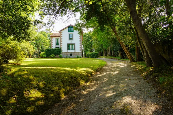 Norte Espanha Casa Jardins Verdes Com Árvores Altas Estrada Terra — Fotografia de Stock