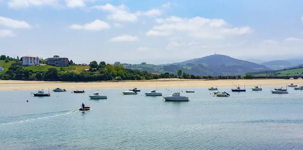 Seascape White Sand Beach Boats Green Mountains Background Suances Santander — Stock Photo, Image