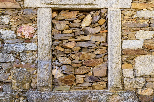 Каменный Дом Окном Заколоченным Старыми Камнями — стоковое фото