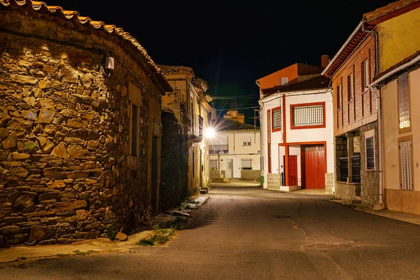 İspanyol köyü sokağı geceleri eski taş evlerle.