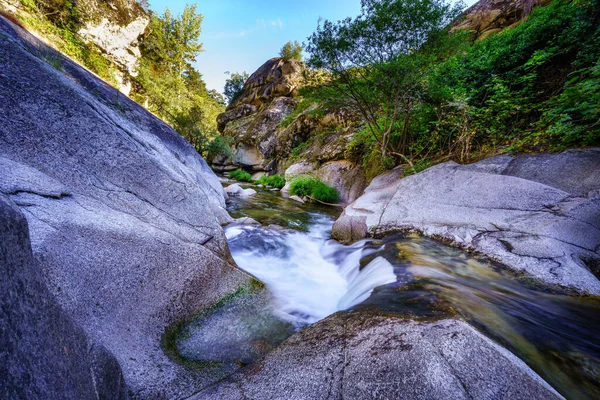 Büyük Aşınmış Kayalar Arasındaki Akıntısı Navacerrada — Stok fotoğraf