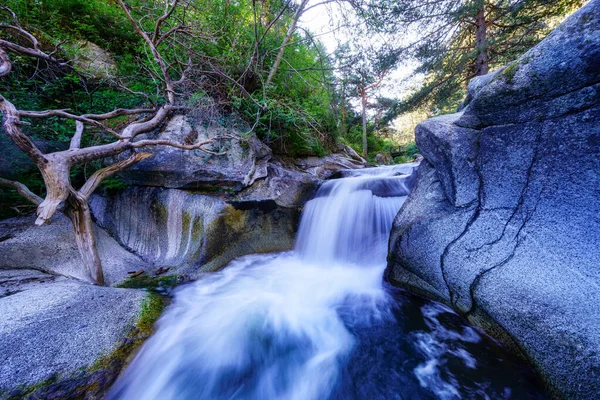 Kayaların Arasında Nehir Şelalesi Gün Doğumunda Yeşil Bitki Örtüsü Navacerrada — Stok fotoğraf