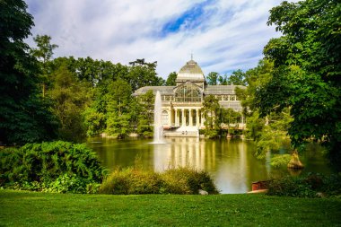 Madrid 'deki Palacio de Cristal parkında gölü ana cephede..