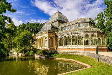 Madrid 'deki Palacio de Cristal parkında gölü ana cephede..