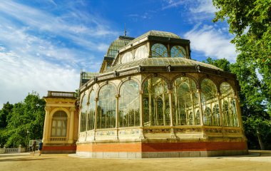 Güneşli yaz gününde Madrid 'in Emeklilik parkındaki Palacio de Cristal..