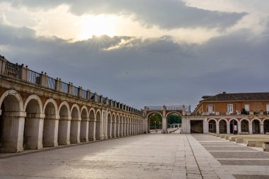 Madrid 'deki Aranjuez Kraliyet Sarayı' nda bulutların arasından gün doğumu. İspanya.