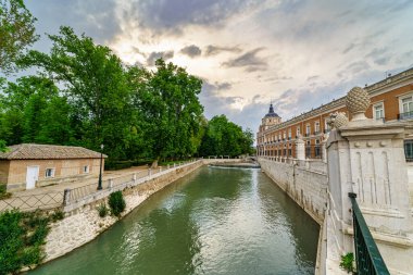 Tagus Nehri, şafak vakti bulutlu bir günde Aranjuez kraliyet sarayından geçerken. İspanya.