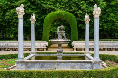 Kamu parkının eski beyaz taş kolonları ve oturma odaları olan güzel bir köşesi. Hoşça kal..