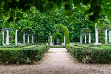 Kamu parkının eski beyaz taş kolonları ve oturma odaları olan güzel bir köşesi. Hoşça kal..