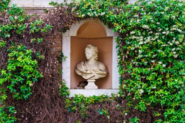 Aranjuez kraliyet sarayının sarmaşık bahçesindeki heykel. Madrid.