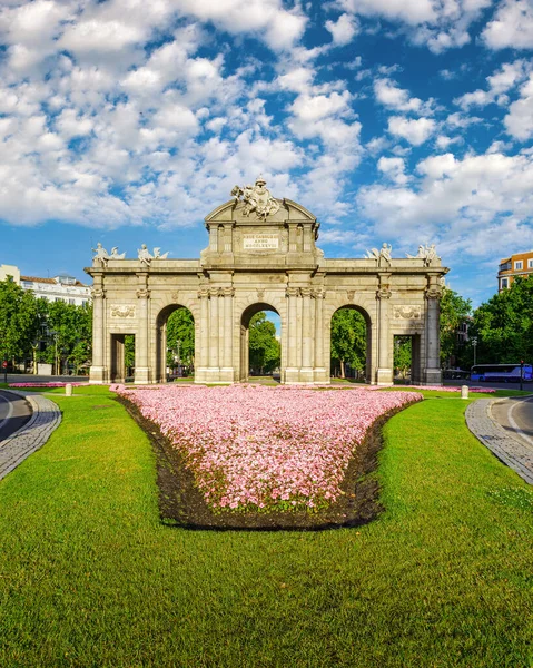 Puerta Alcala Madrid Flores Chão Dia Ensolarado Com Nuvens Brancas — Fotografia de Stock