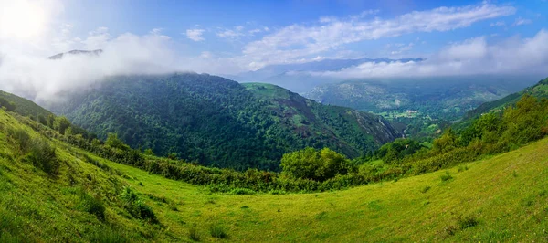 Зеленый Горный Пейзаж Восходящим Светом Освещающим Ванну Сантандер — стоковое фото