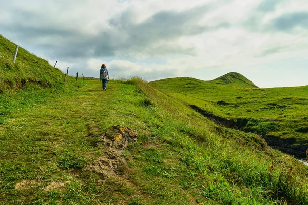 Vrouw Die Bewolkte Dag Door Het Groene Veld Bij Zee — Stockfoto