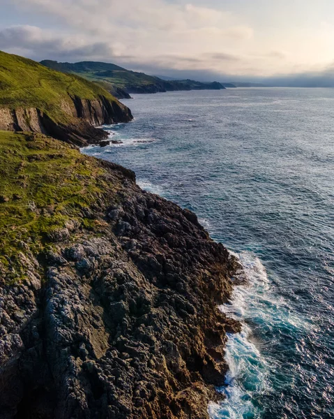 Vista Aérea Costa Con Grandes Acantilados Atardecer Cantabria —  Fotos de Stock