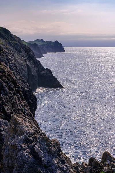 Acantilados Rocosos Que Sobresalen Hacia Mar Azul Mar Cantábrico Santander —  Fotos de Stock