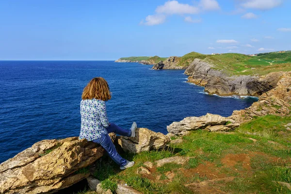 Mujer Sentada Una Piedra Mirando Acantilado Costa Del Mar Santander —  Fotos de Stock