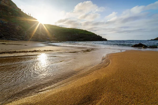 Pôr Sol Praia Areia Dourada Com Pequenas Piscinas Água Refletindo — Fotografia de Stock