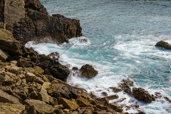 Hombre Pescó Los Acantilados Roca Con Fuertes Olas Del Mar —  Fotos de Stock
