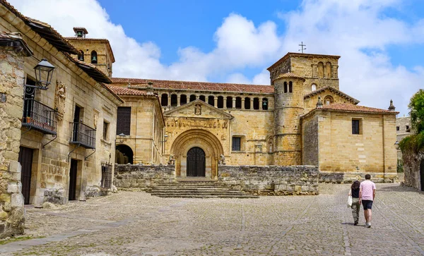 Pár Lidí Chodí Starém Kamenném Městě Románským Kostelem Santillana Del — Stock fotografie