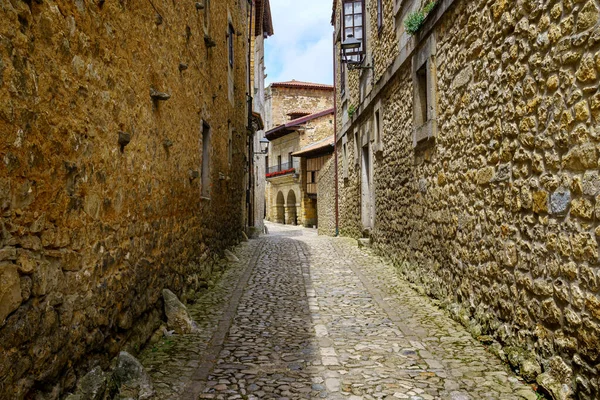 Eski Taş Evler Ortaçağ Binalarının Kemerleriyle Dolu Dar Bir Sokak — Stok fotoğraf