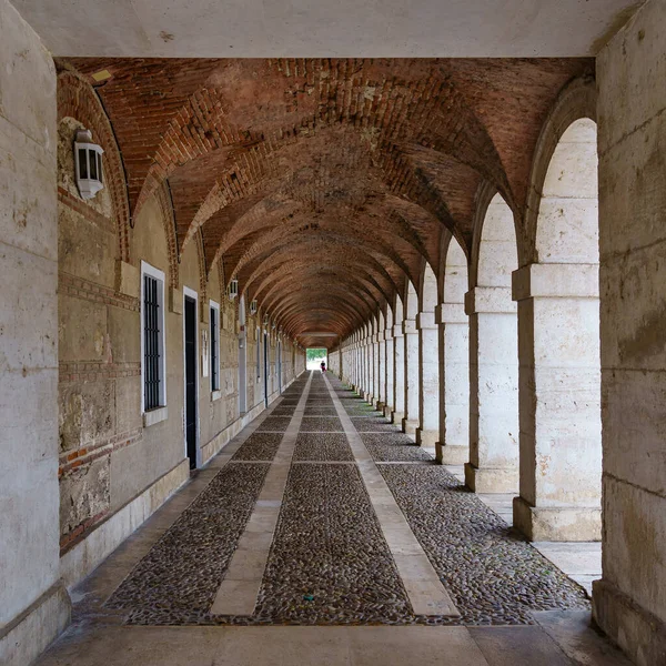 Grote Symmetrische Buitengang Met Bogen Zuilen Het Oude Koninklijk Paleis — Stockfoto