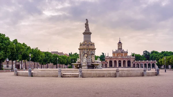 Praça Fonte Palácio Real Com Estátua Dia Nublado Pôr Sol — Fotografia de Stock