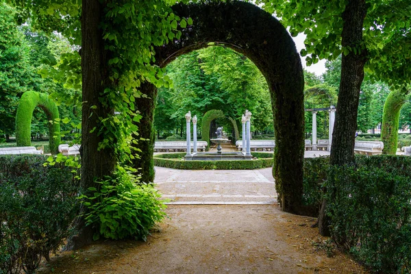 Bonito Rincón Del Parque Público Con Antiguas Columnas Piedra Blanca — Foto de Stock