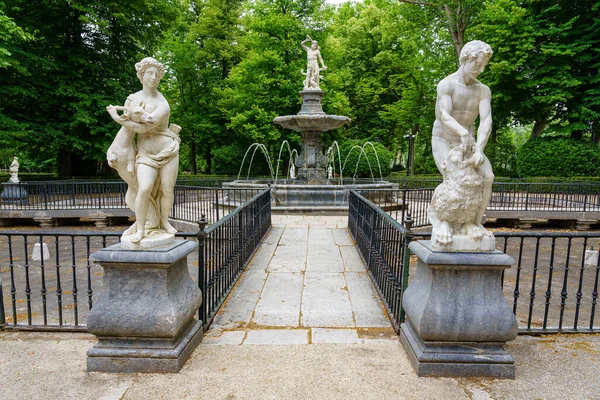 Mooi Hoekje Van Openbaar Park Met Fontein Oude Romeinse Standbeelden — Stockfoto