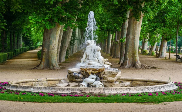 Szökőkút Vízzel Egy Nyilvános Parkban Nagy Fák Háttérben Aranjuez — Stock Fotó