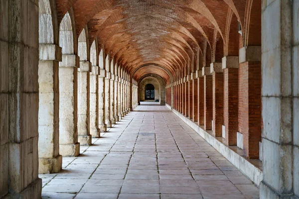 Grote Symmetrische Buitengang Met Bogen Zuilen Het Oude Koninklijk Paleis — Stockfoto