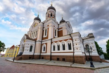 Gün batımında Tallinn 'deki Alexander Nevsky Ortodoks Katedrali. Estonya.
