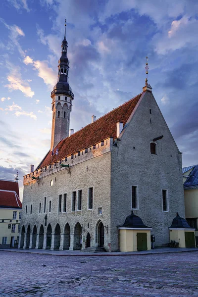 Municipio Medievale Tallinn All Alba Dorata Con Cielo Drammatico Estonia — Foto Stock