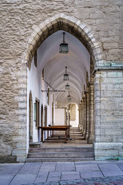Passageway Onder Een Middeleeuws Gebouw Met Bogen Stenen Muren Tallinn — Stockfoto
