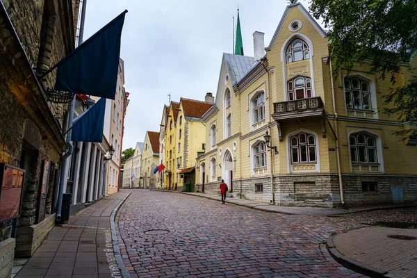 Красивая Мощеная Улица Красочными Средневековыми Домами Городе Таллинне — стоковое фото
