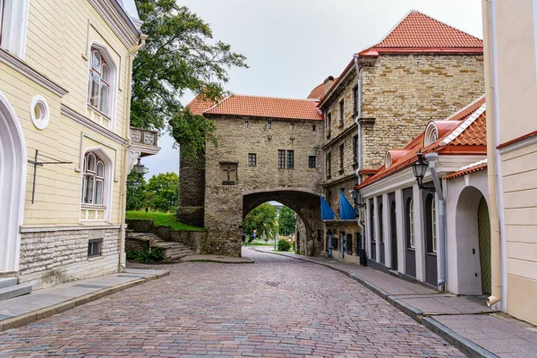 Brama Łukowa Średniowiecznego Miasta Tallin Obok Muru — Zdjęcie stockowe