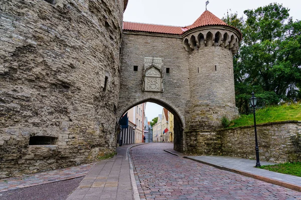 Porta Arco Città Medievale Tallinn Vicino Alla Sua Parete — Foto Stock