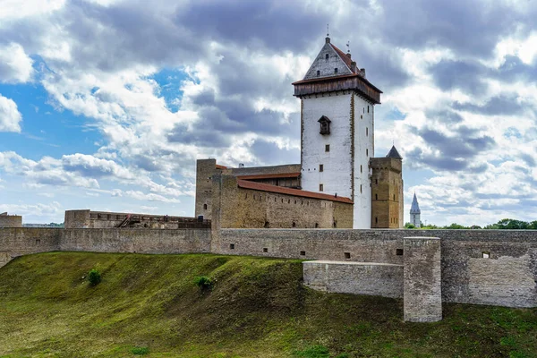 Castello Medievale Con Sua Torre Difensiva Suoi Bastioni Tramonto Narva — Foto Stock