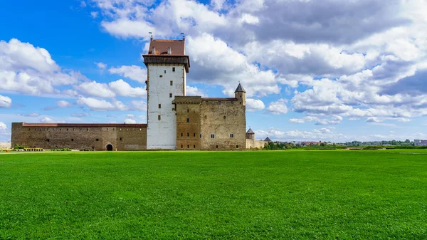 Panoramico Del Castello Medievale Narva Estonia Con Cielo Nuvoloso — Foto Stock