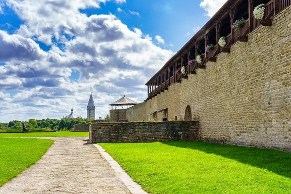 Terrazas Madera Con Flores Castillo Medieval Narva Estonia —  Fotos de Stock